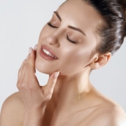 I segni dell'invecchiamento cutaneo su collo e décolleté